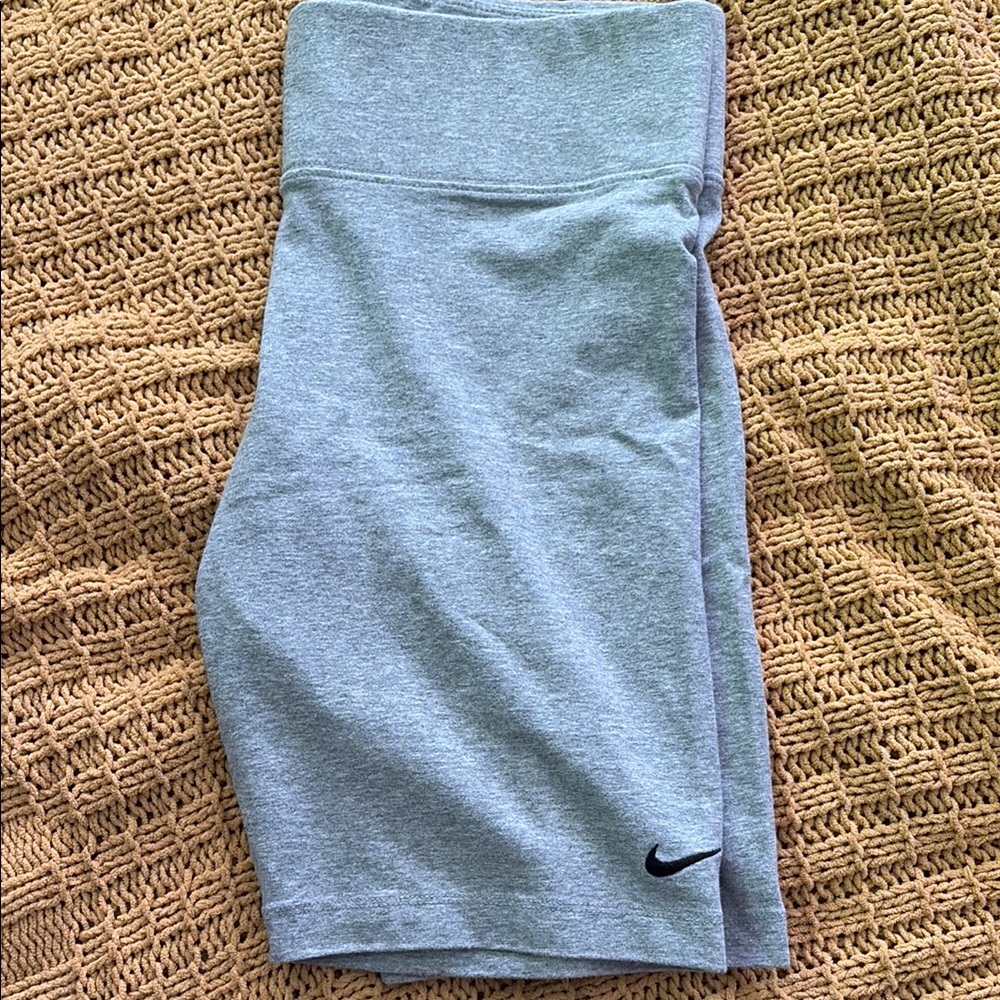 Nike Light Gray High-Waisted Leggings